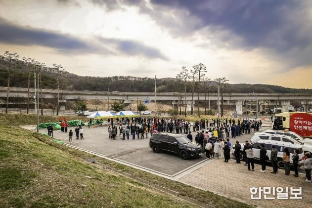 용인미르스타디움에서 열린 처인구 나무 나누어주기 행사 모습