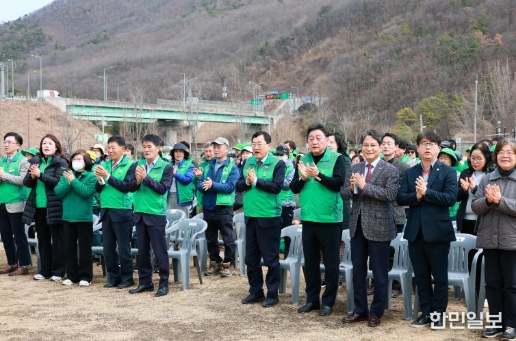 14일 강동면 형산강 역사문화공원에서 열린 '3R 자원모으기 발대식'에서 주낙영 경주시장을 비롯한 경주시새마을회 회원들이 자원순환 실천을 다짐하며 박수를 보내고 있다