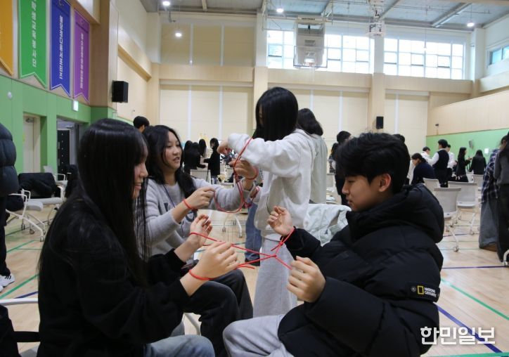 지난 14일 천안시청소년복합커뮤니티센터 체육관에서 열린 ‘2026년 참여·자치기구 연합발대식’에 참석한 청소년들이 활동 다짐을 담은 선서를 하고 있다.