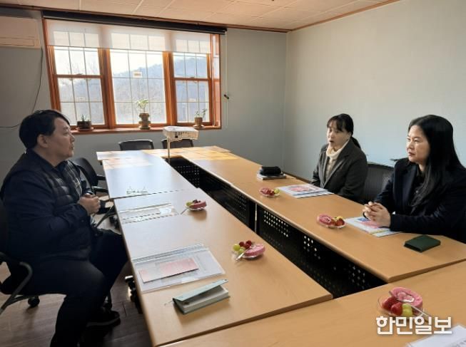 신현주 화성특례시 돌봄복지국장이 장애인 거주시설 생활공간을 둘러보며 현장을 점검하고 있다