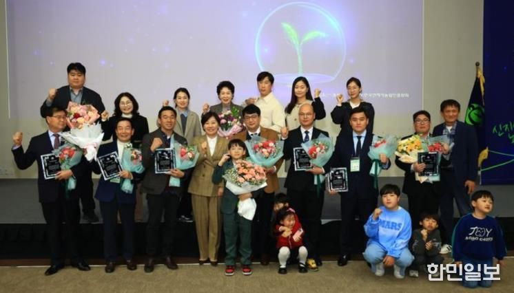 백문기 합천생약가공 영농조합법인 대표, 신지식농업인 장 수상-첫째줄 맨왼쪽