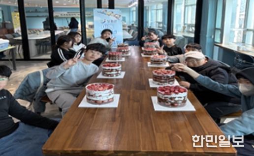 장흥군청소년수련관에서 열린 ‘딸기 케이크 만들기’ 체험에 참여한 청소년들이 각자의 개성을 담아 완성한 케이크를 들고 밝게 웃고 있다
