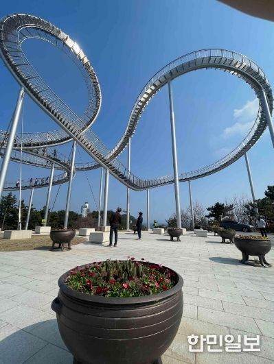 지난 주 포항시가 스페이스워크 일원에 봄맞이 다양한 봄꽃을 식재하고 있다.