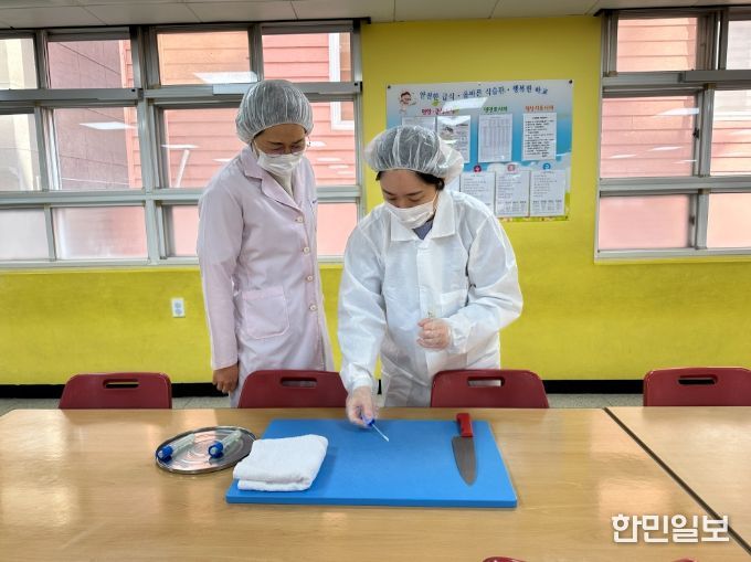 강북교육지원청 담당자가 16일 명촌초에서 학교급식 조리 용구 미생물 검사를 하고자 검체를 채취하고 있다.