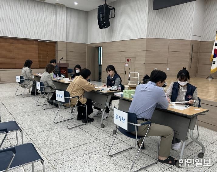 지난해 ‘찾아가는 건강상담실’ 참여자들이 건강 상담을 받고 있다.