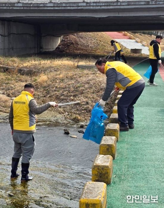 ‘세계 물의 날 기념’ 영동읍 주민자치위원회 하천 환경정화