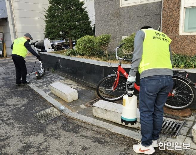 지난해 관악구 모기 방역기동반 활동 모습