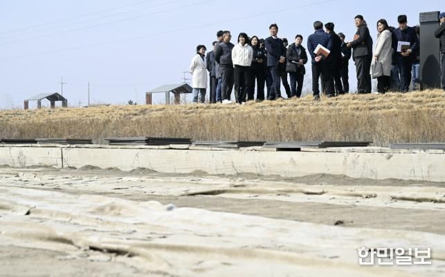이민근 안산시장(사진 왼쪽 네번째)이 16일 대부도 동주염전 체험장 조성지를 방문해 현장 시설을 점검하고 있다.