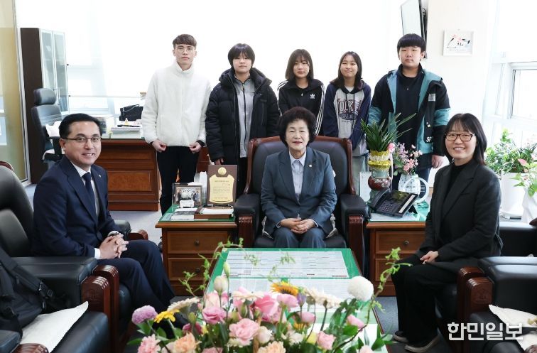 동구 청소년참여위원회 위원들이 동구의회를 방문한 모습