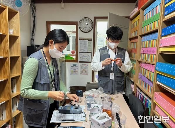 청아수 안심확인제 수질검사 장면