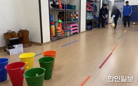 인천장애인종합복지관 ‘니더스 위더스’ 참여자가 지난 11일 인천대 봉사동아리 ‘니더스’ 회원들과 복지관 체육실에서 볼링 연습을 하고 있다.