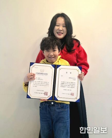 함께하는연구소 박현지 소장(뒤)과 연구소 이용 아동 이건희 군이 「제1회 경북 베리어프리 사생대회」 수상을 기념해 촬영한 모습