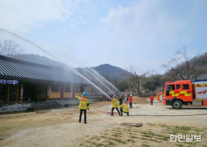 잿더미 위기 막는다… 전남소방, 전통사찰·문화재 '이중 방어' 실전 훈련 전개