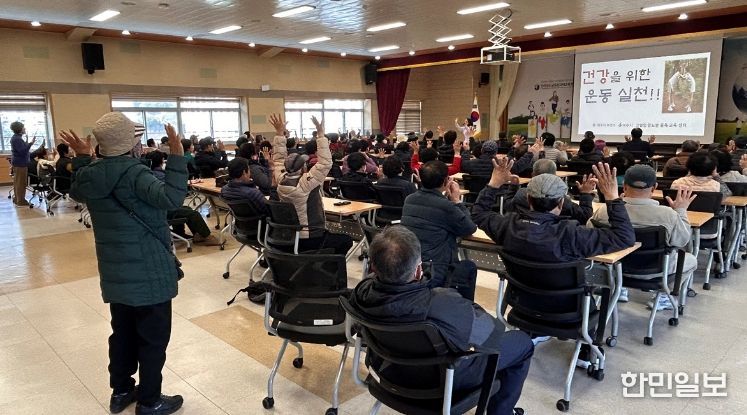 여수시는 지난 13일 여천동 주민센터와 돌산읍 전라남도교육청 국제교육원에서 지역 주민을 대상으로 심뇌혈관질환 예방 건강 캠페인을 실시했다.