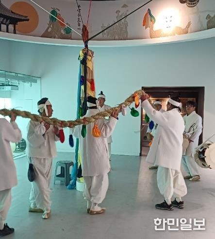 밀양시립박물관 민속실에서 용줄갈이행사를 진행하는 모습