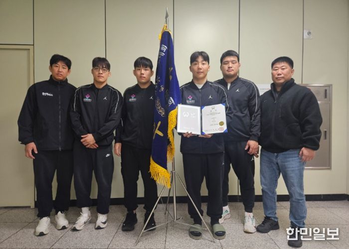 용인특례시 직장운동경기부 유도팀은 ‘2026년 회장기 전국 유도대회’에서 단체전 금메달과 개인전 동메달을 획득했다. 왼쪽부터 홍석웅·박희원·김유철·송민기·황민호 선수, 김혁 감독