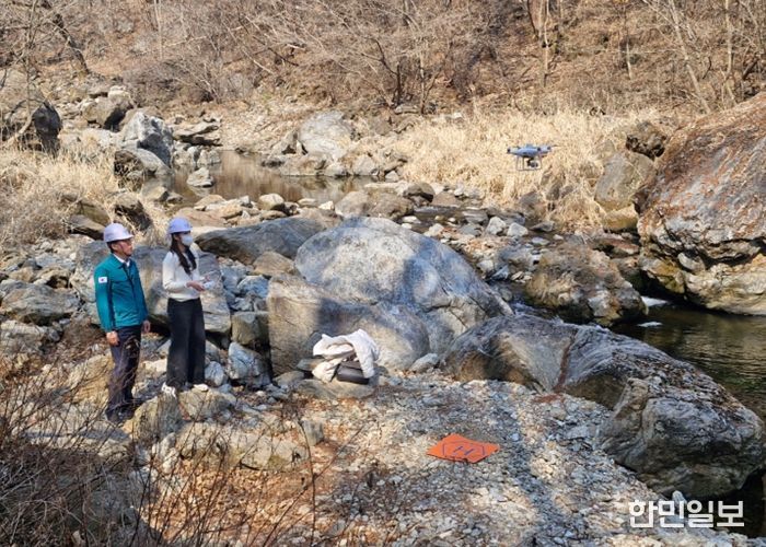 수동계곡 일대에서 드론 촬영을 진행 중인 김상수 부시장
