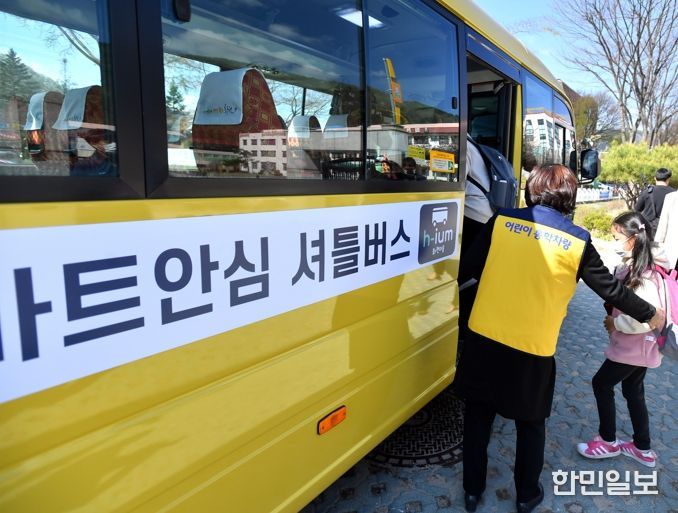 화천군이 2022년 도입한 스마트 안심셔틀. 초등학생들이 원하는 정류장으로 호출해 원하는 목적지까지 무료로 탑승할 수 있다