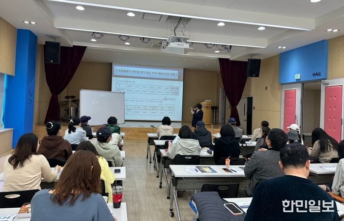 수원시 글로벌청소년드림센터가 ‘성인전환기 체류자격 설명회’를 개최하고 있다.