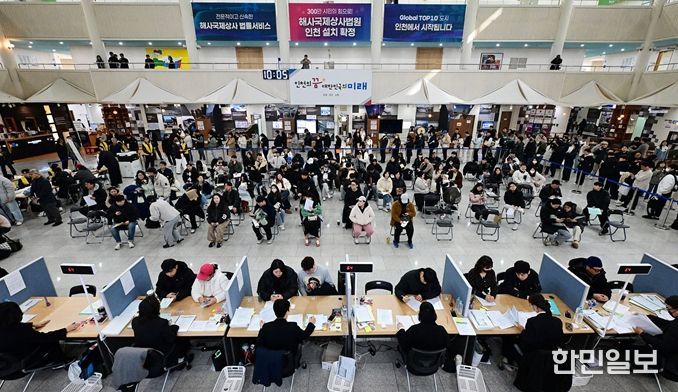 2026년 3월 16일 시청 중앙홀에서 천원주택 예비입주자 접수를 받고 있다