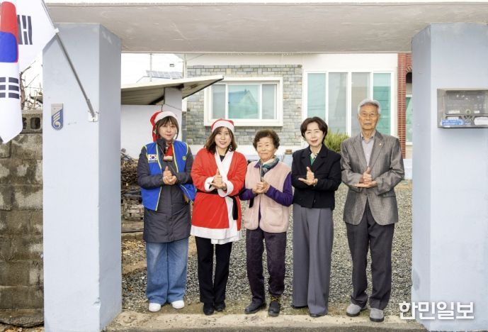 경북 칠곡군 왜관읍에서 열린‘3월의 산타’물품 전달식에서 왼쪽부터 박은화 왜관가온로타리클럽 초대회장, 김선희 회장, 독립유공자 후손 장정희 씨, 윤영란 칠곡군청 사회복지과장, 장상규 광복회 경북도지부 칠곡·고령·성주연합지회장이 기념촬영을 하고 있다.