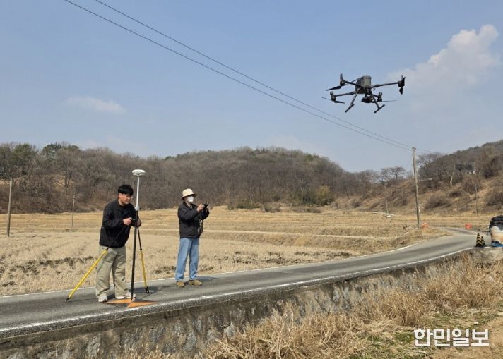 유성구 토지정보과 직원들이 드론(UAV)을 이용해 항공영상을 촬영하고 있다.
