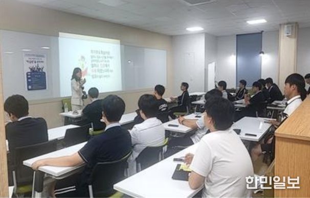 동대문구 학교로 찾아가는 학습법 특강 진행 장면