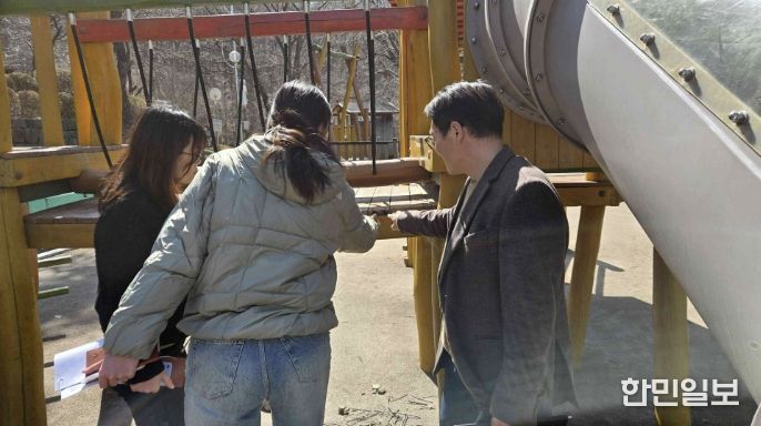 어린이 놀이시설 점검 모습