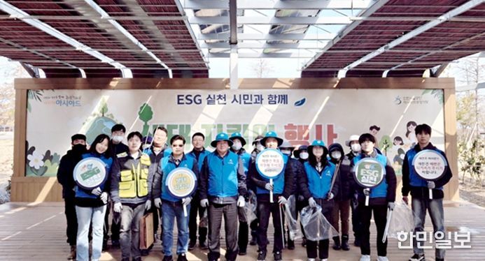 인천시설공단(이사장 김재보) 아시아드주경기장이 지난 20일, 봄을 맞아 심곡천 일대에서 ESG 경영 실천을 위한 플로깅 활동과 경기장 주변 환경 정비를 진행했다.