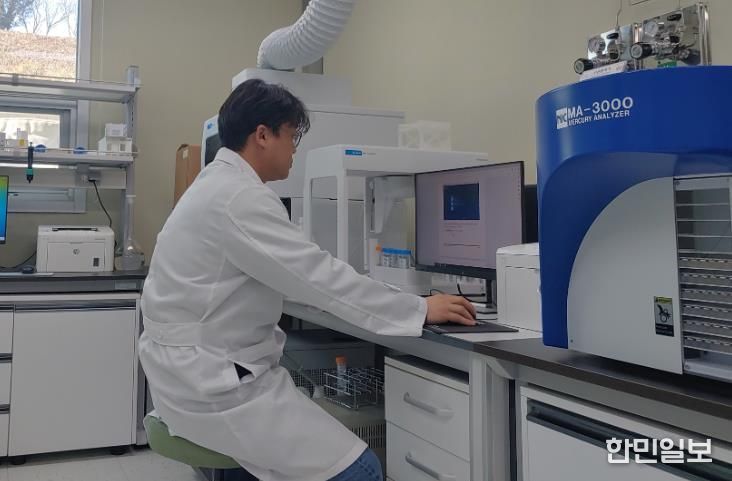 토양검정을 위한 준비 작업 및 분석장비 운용 모습