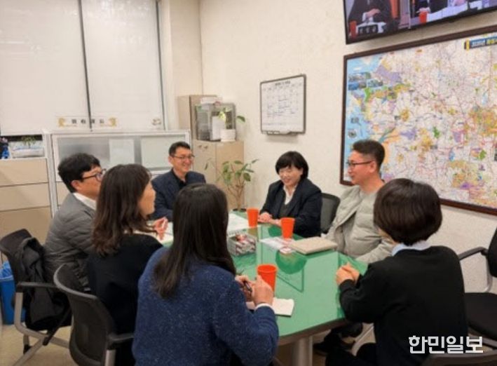 화성특례시 체납관리단 담당부서 공무원과 세종특별자치시 소속 공무원들이 3월 18일 화성시청에서 체납관리단 벤치마킹 시간을 갖고 있다