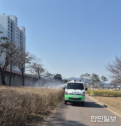 강변공원 인근 방역 소독 중인 모습