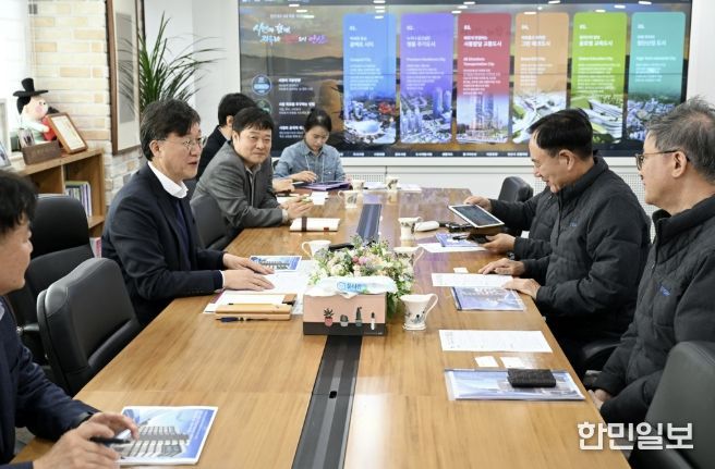 이민근 안산시장이 24일 안산시청에서 (주)스톰테크와 제2공장 신축 투자관련 간담회를 진행하고 있다.