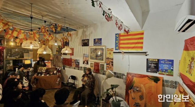 스페인삼촌에서 열리는 기타 공연