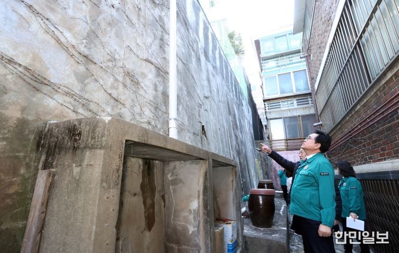 박일하 동작구청장이 13일, 동작구 사당동 한 주택가에서 해빙기를 맞아 노후 옹벽·석축 등 안전사고 예방을 위한 현장 점검을 하고 있다.
