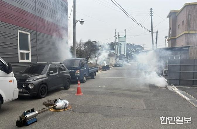 충남 계룡시는 해빙기를 맞아 ‘모기 유충 및 성충 구제 활동’을 실시했다.