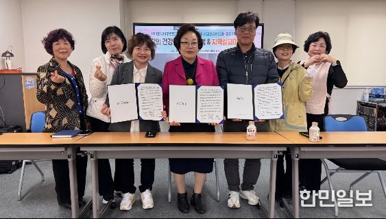정릉3동지역사회보장협의체와 정릉3동 주민센터, 에치와이 정릉점 관계자들이 고독사 예방을 위한 업무협약 체결 후 기념촬영을 하고 있다.