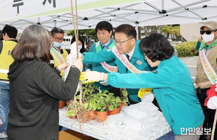 창원특례시, 봄맞이 시민 나무 나누어주기 행사 성료
