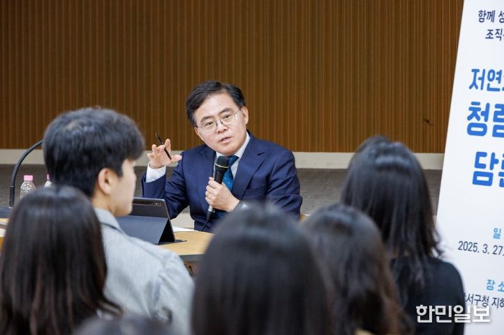 진교훈 서울 강서구청장(정면)이 27일(금) 구청 지하상황실에서 열린 ‘저연차 공무원 청렴소통 담론회’에서 직원들과 이야기를 나누고 있다.