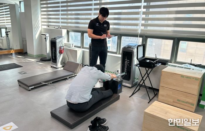 구로구보건소 10층 서울체력장 구로체력인증센터에서 체력측정이 진행되고 있다.