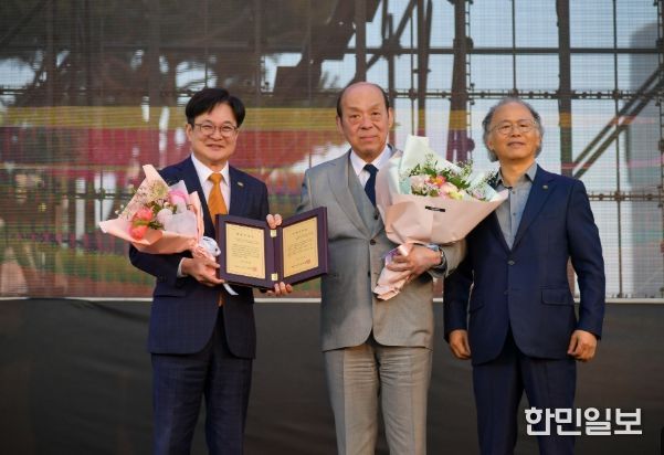 김병수 시장이 제15대 심수관에게 명예시민증을 수여했다.