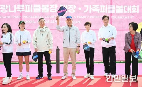 오세훈 서울시장이 29일(일) 광나루한강공원 피클볼장 개장식에서 시타 퍼포먼스에 참여하고 있다.