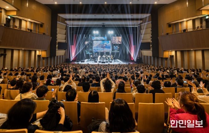 28일 용인포은아트홀에서 이상일 시장은 '그림과 스토리가 있는 음악회' 해설자로 참여했다