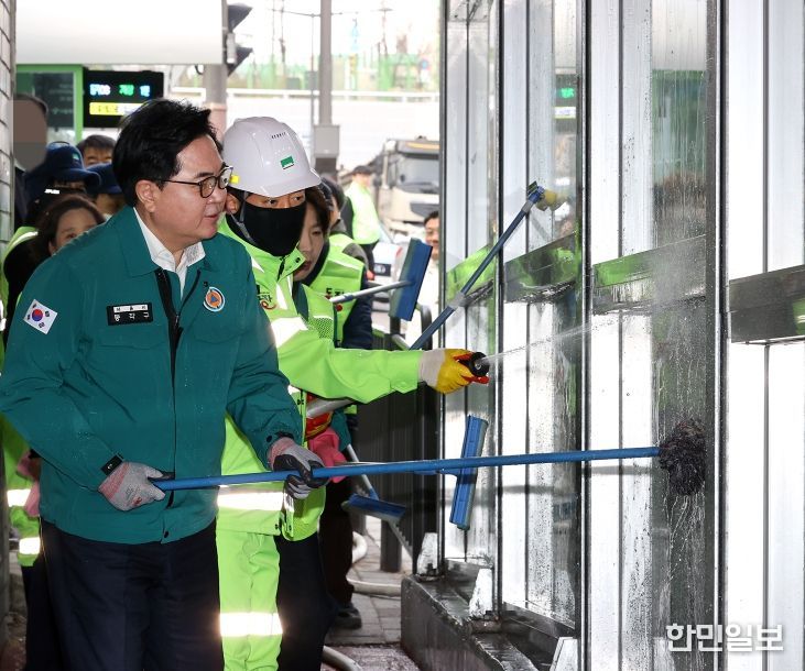 박일하 동작구청장이 지난 20일 상도지하차도에서 상도2동 주민, 환경공무관들과 함께 물청소를 하고 있다.