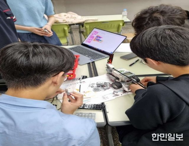 한영고등학교 '로봇 전공체험' 교육 모습