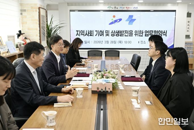 이민근 안산시장(왼쪽 세번째)이 26일 안산시청에서 (주)쏘카 관계자와 '지역사회 기여 및 상생발전 업무협약'을 진행하고 있다.