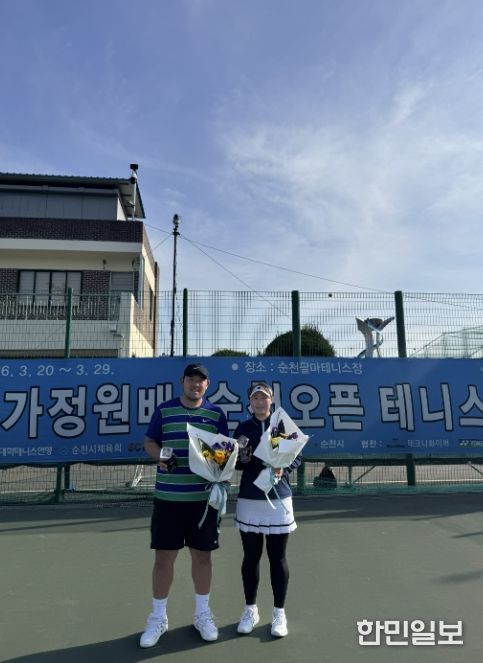 오른쪽 김재환, 왼쪽 권미정