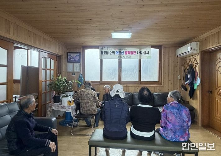 곡성군 보건의료원에서 경로당 순회 어르신 결핵검진 사업을 추진하고 있다.