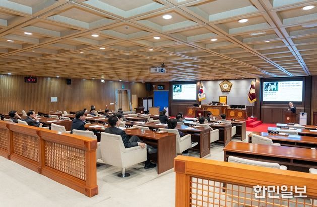 부패방지 교육을 듣고 있는 강남구의회 의원들