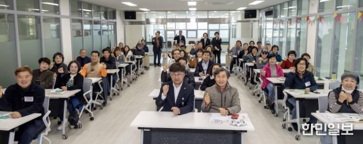 최충규 대덕구청장(사진 첫 번째 줄 왼쪽 두 번째)과 대덕구 신규 주민자치위원들이 31일 오정창의공작소에서 주민자치위원의 역량 강화를 위한 ‘2026년 대덕구 주민자치학교’를 마친 후 파이팅을 외치며 기념 촬영을 하고 있다